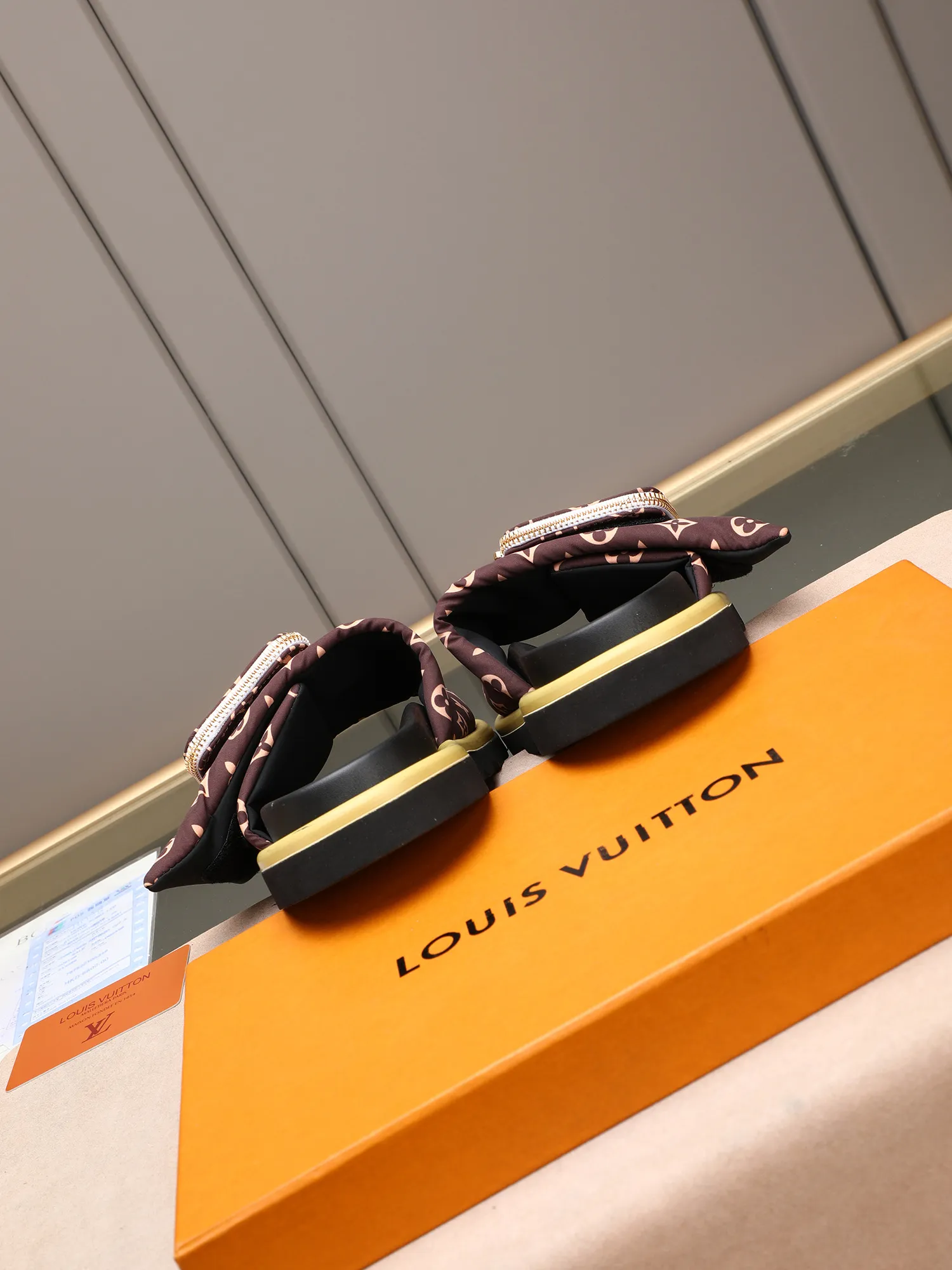 PP400 couple model with drawer box [LOUIS VUITTON] Louis Vuitton, the latest LV official website printed wallet and men's and women's slippers🔥🔥🔥 are now on the market. The drawer box is packed with cloth bags and cards. The upper pattern looks very soft and waxy, and it is a super versatile leg slimming tool. Fabric: Imported denim/down silk cotton embossed, official website pattern printing, lining: water-dyed sheepskin down filling, comfortable to wear, feet: high elastic PU water table. Sole: foam sole, heel height: about 5cm. Size 35-46, 35, 45 and 46 are custom-made and cannot be returned or exchanged. Color: multiple colors available.